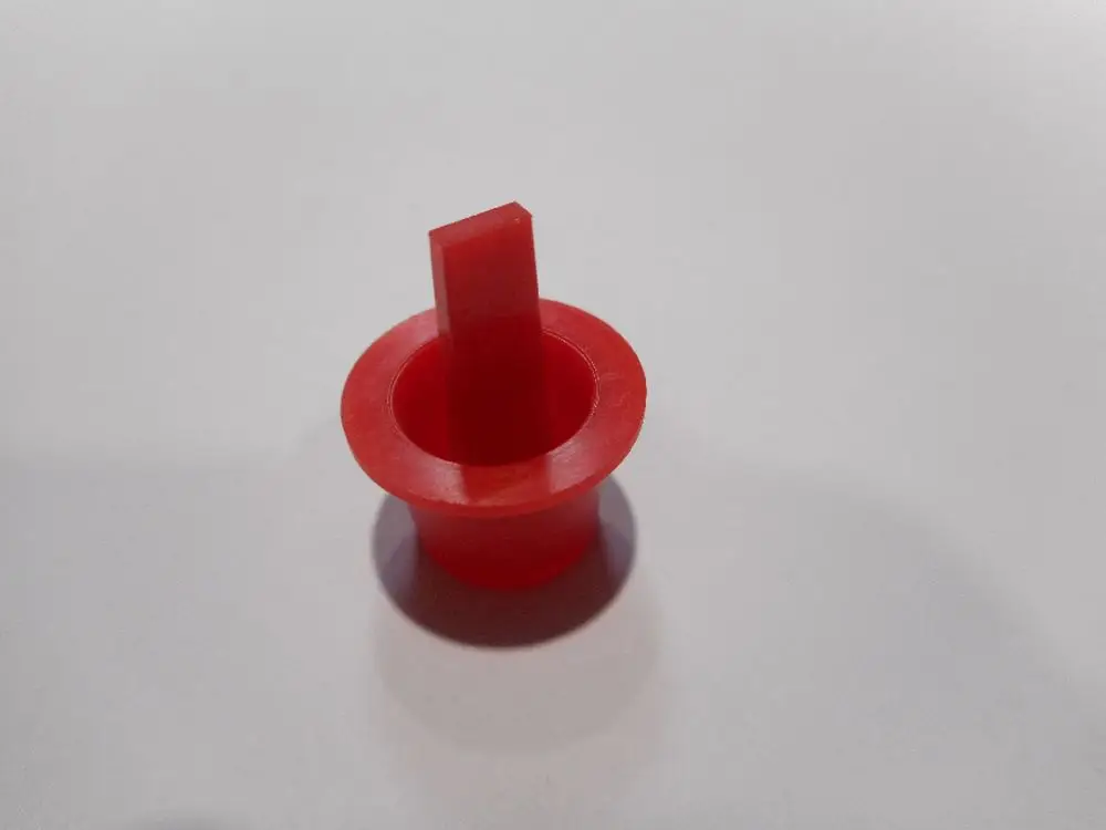 Roter Kunststoffstopfen mit Abziehlaschen, verwendet in der Heiztechnik und möglicherweise kompatibel mit Remeha-Produkten.